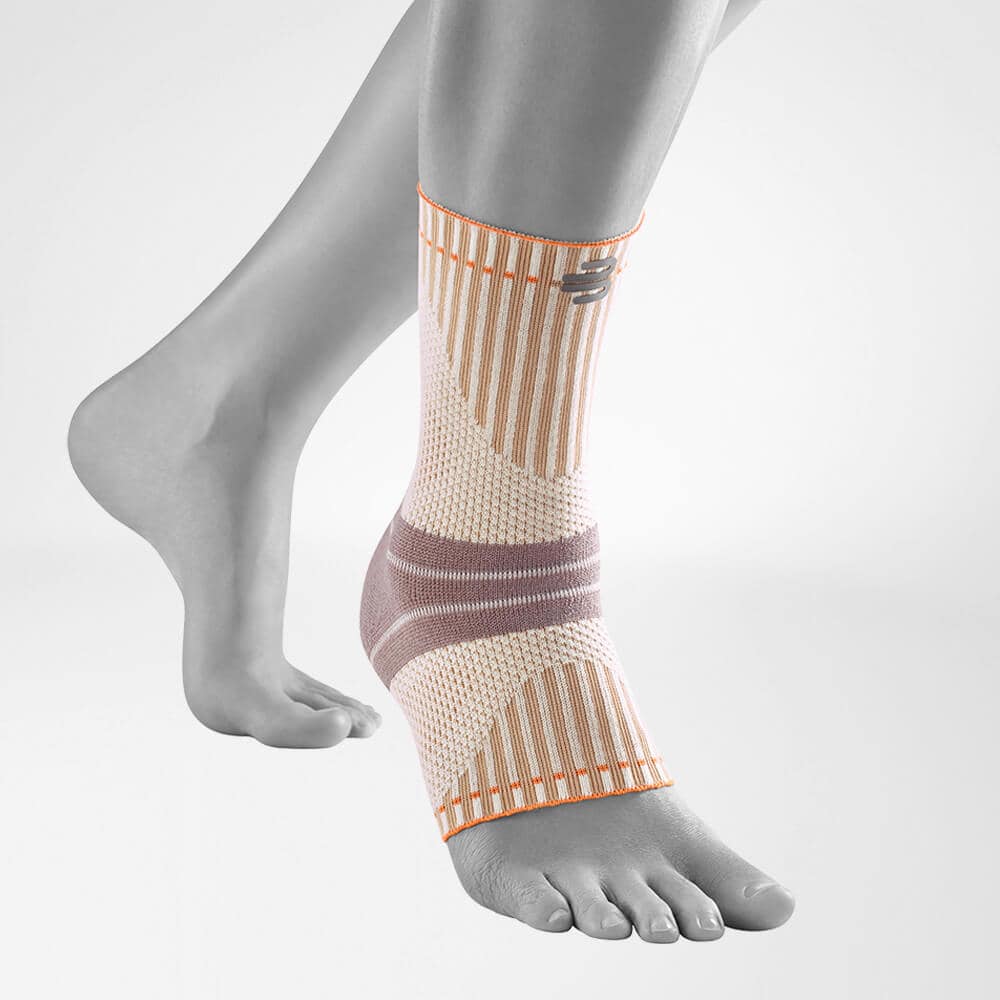 Outdoor Ankle Support 1 FriskFysio enkelvoudige enkelbrace of enkelbandage voor enkelondersteuning met gebreide structuur en oranje afwerking.