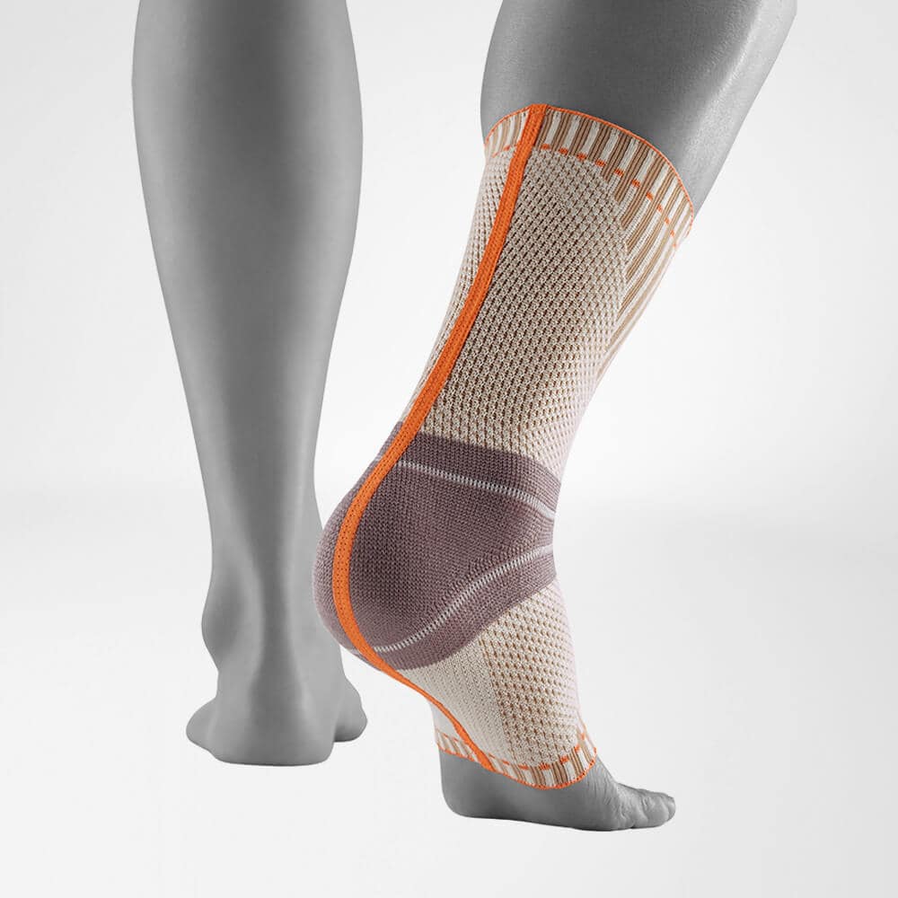 Outdoor Ankle Support 4 Voet en enkel toegepast met een anatomische enkelspalk en ademend knelbandmateriaal voor ondersteuning en stabiliteit.
