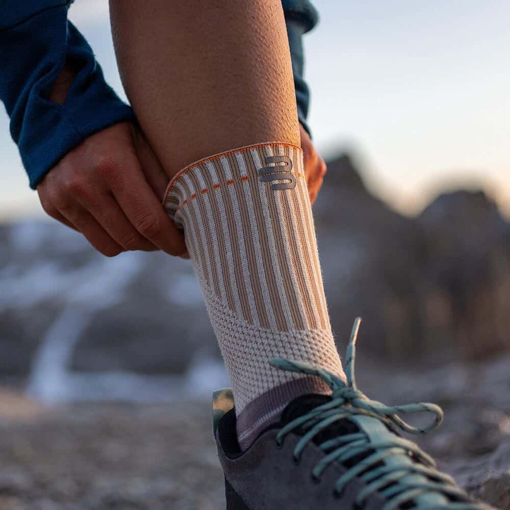 Outdoor Ankle Support 6 Frisse buitenwandeling met enkelbrace en wandelschoenen; close-up van sok en hiel, geschikte afbeelding voor Outdoor Ankle Support.