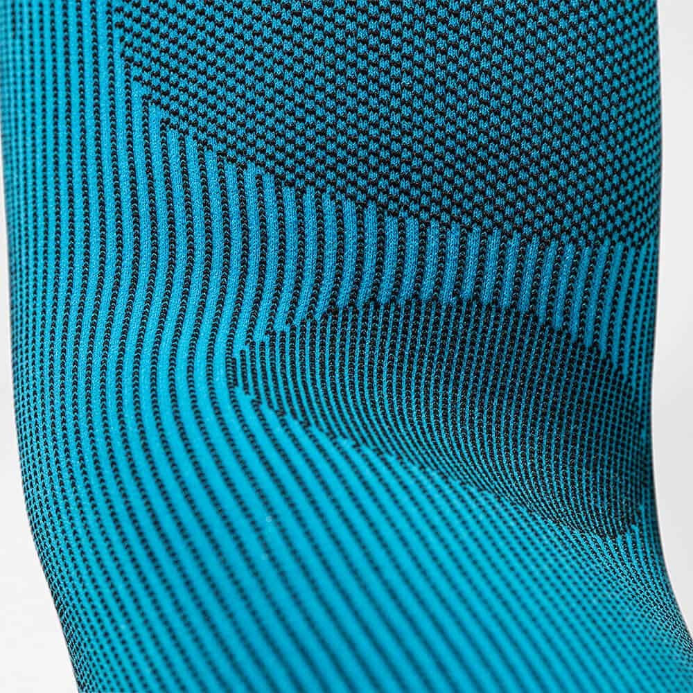 Sports Compression Sleeves Arm 4 Dynamisch patroon van een turquoise sportkousen en textiellagen, close-up gericht op vezeltextuur en ademend materiaal.