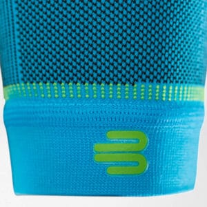 Fris sportskousen/patroon in blauw met groene accenten en stylized logo op kuitband, geschikt voor hardlopen en fitness van FRISKFYSIO.nl.