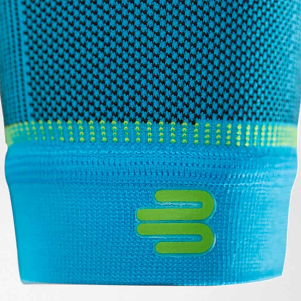 Sports Compression Sleeves Arm 2 Fris sportskousen/patroon in blauw met groene accenten en stylized logo op kuitband, geschikt voor hardlopen en fitness van FRISKFYSIO.nl.