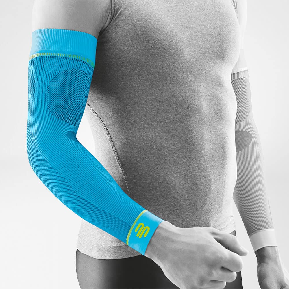 Sports Compression Sleeves Arm 1 Compressiearmband op linkerarm bij sporttraining voor optimale ondersteuning en herstel, FrisFysio stijl.