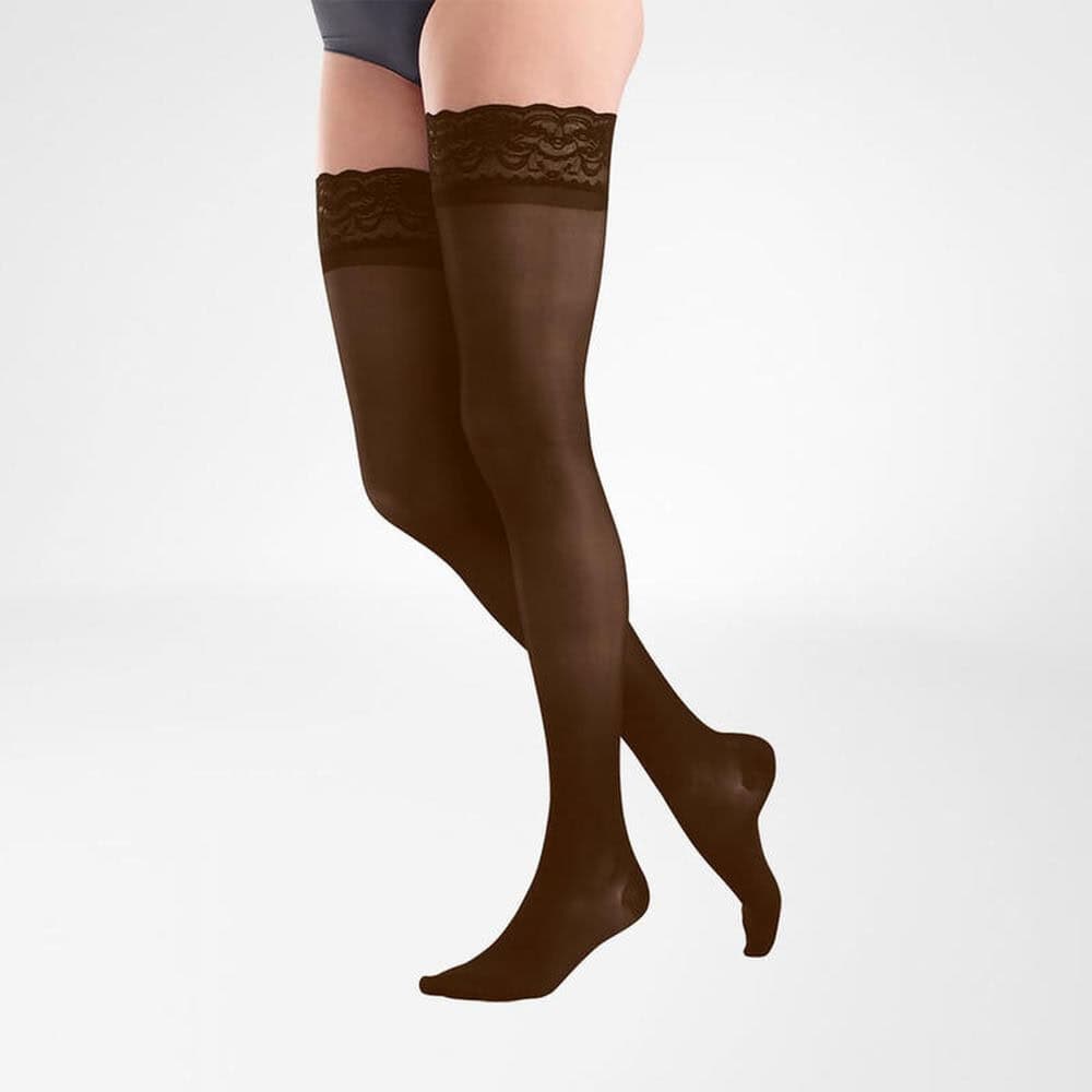 VenoTrain® act SHEER ELEGANCE AG 7 Damesknieën met donkere kousen die elegant stappen tonen, comfortabele nylons met kanten top, gericht op lifestyle en medische gezondheid en sportcompressie.