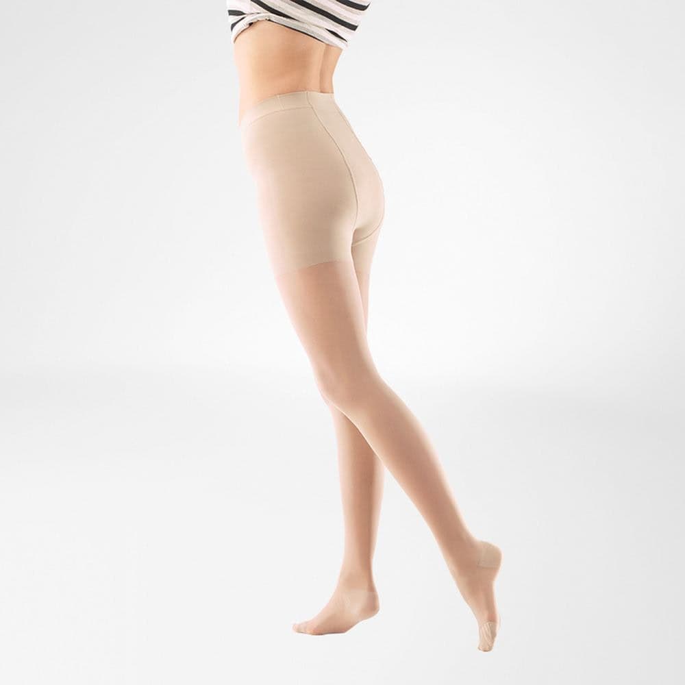 VenoTrain® act SHEER ELEGANCE ATCAL 2 Vrouw die stretchkleding draagt en haar benen strekt bij beweging, focus op flexibiliteit en houding.