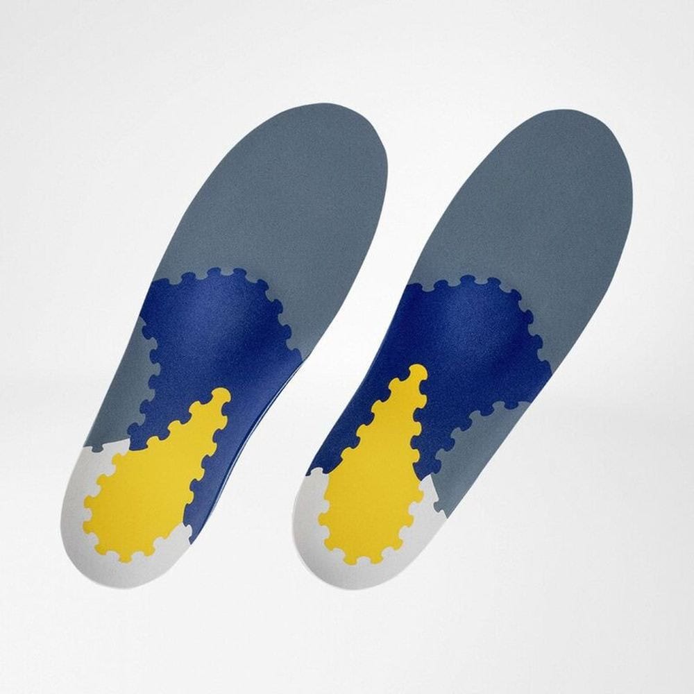 TRIactive® Soft heel 4 Frisk Fysio orthopedische inlegzolen met geel en blauw ontwerp voor comfort en voetondersteuning, advertentiefoto met medische esthetiek.