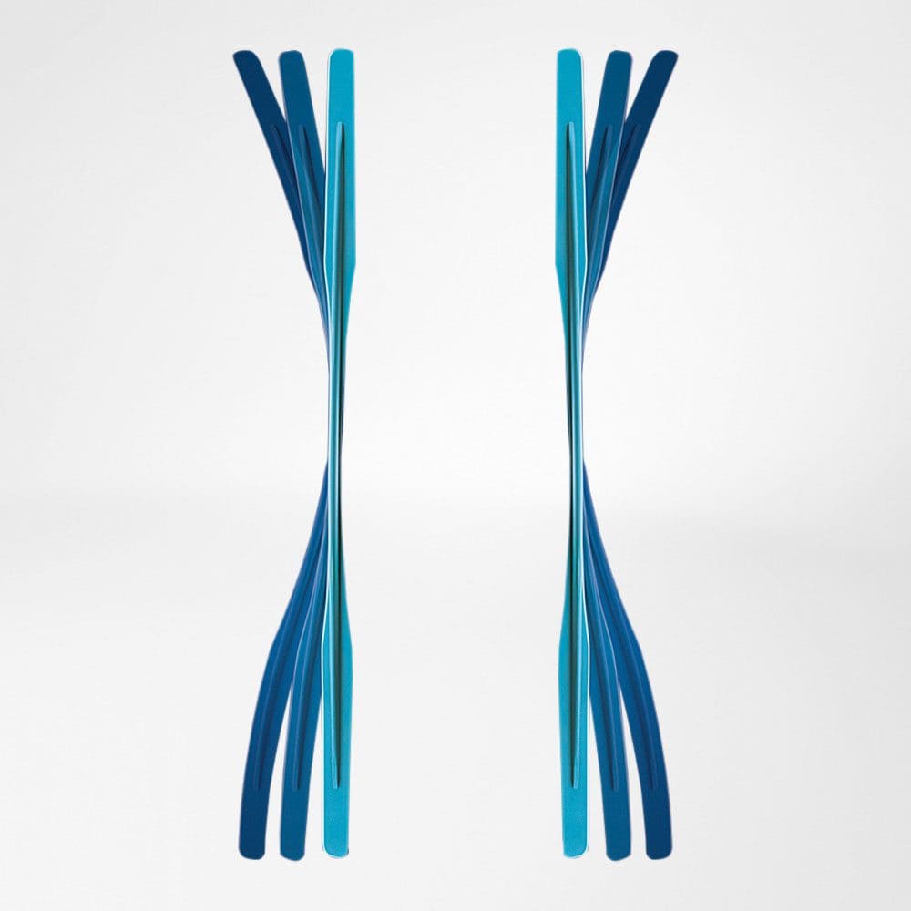 GenuLoc knieorthese 2 Symmetrische blauwe kunststof buisjes in dubbele vlamstructuur, gestrekte vormen tegen een lichte achtergrond.