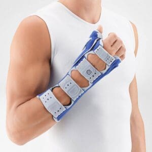 Orthopedische pols/armbrace met vier verstelbare banden en klittenbandsluit, gedragen door man in wit hemd.