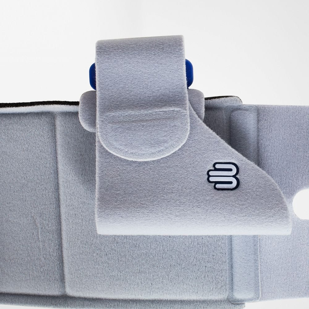 OmoLoc® 2 Close-up van een fysiotherapie-apparaatriem met zacht lichtgrijs katoen, een strak ontwerp en een blauw bevestigingspunt.
