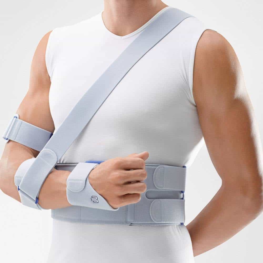 OmoLoc® 1 Man met schouderbrace en armbrace, correctie- en ondersteuningskleding voor rehabilitatie en schouderstabiliteit.
