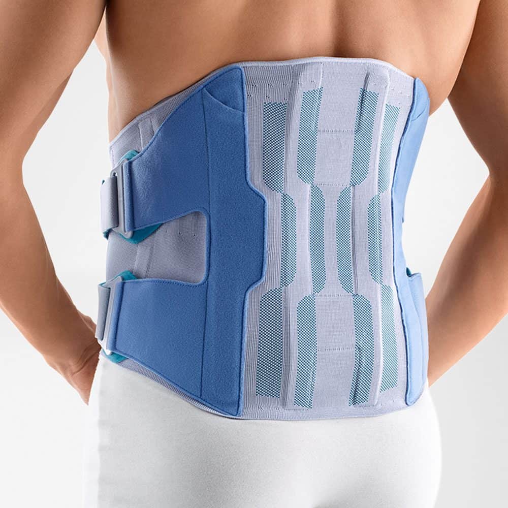 SecuTec® Dorso 1 Draagt een rugbrace/enkeldrager in blauw met stevige sluitingen en meshvulling voor ondersteuning en houdingcorrectie.