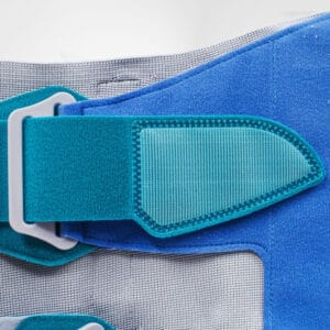 Frisk Fysio ondersteuning gordel met verstelbare gesp en blauwe loopband voor rug- of schouderstabiliteit.