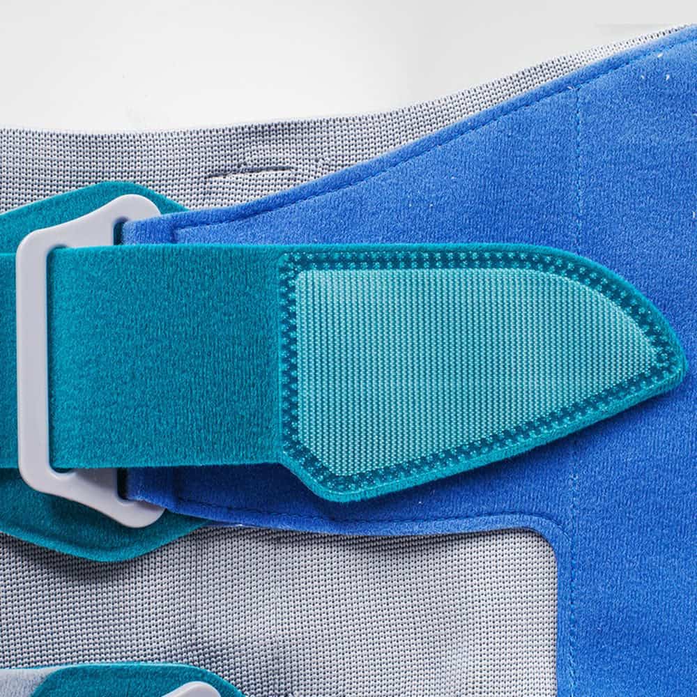 SecuTec® Lumbo 2 Frisk Fysio ondersteuning gordel met verstelbare gesp en blauwe loopband voor rug- of schouderstabiliteit.