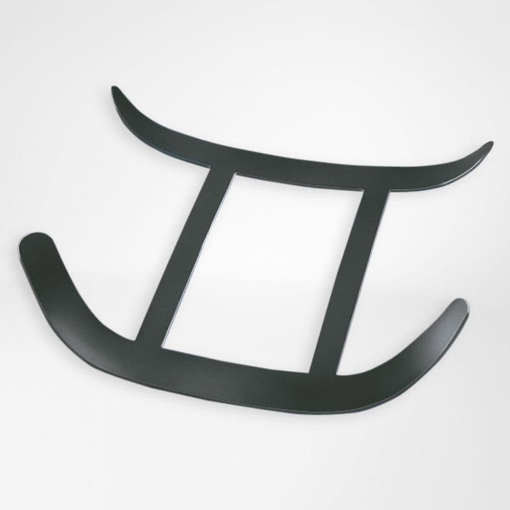 SecuTec® Lumbo 3 Frisbeeschaal van een ontwerp met twee gebogen armen en een centrale rechthoekige opening, vervaardigd in donkergrijs op een witte achtergrond.