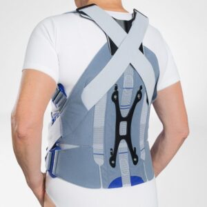 Revalidatieshoulder brace gedragen door een man, ontworpen voor rug- en thoracale ondersteuning met verstelbare banden en rugstutzen.