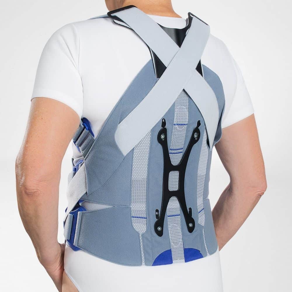 SofTec® Dorso 2 Revalidatieshoulder brace gedragen door een man, ontworpen voor rug- en thoracale ondersteuning met verstelbare banden en rugstutzen.