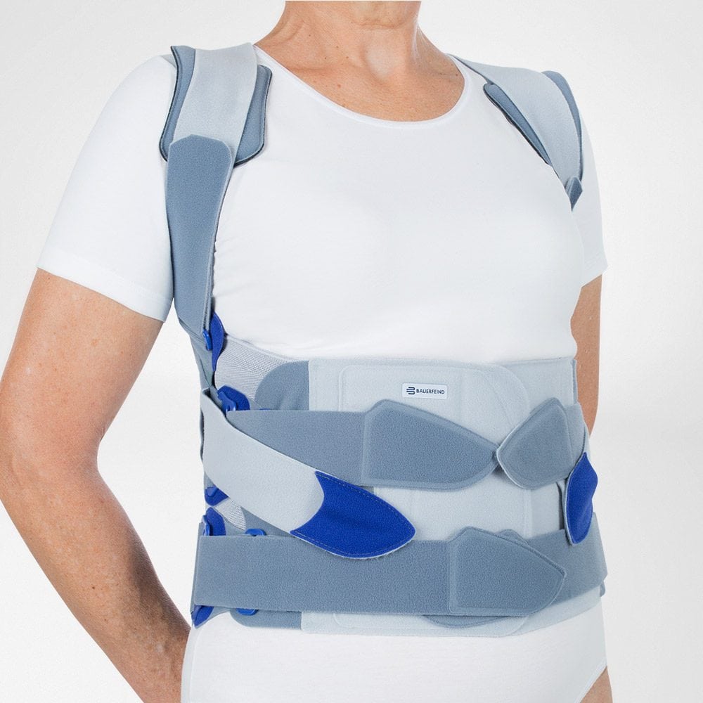SofTec® Dorso 1 Frisifysio rugbrace met schoudervullingen en lichtgrijze/blauwe ondersteuning, model gedragen door persoon in witte t-shirt.