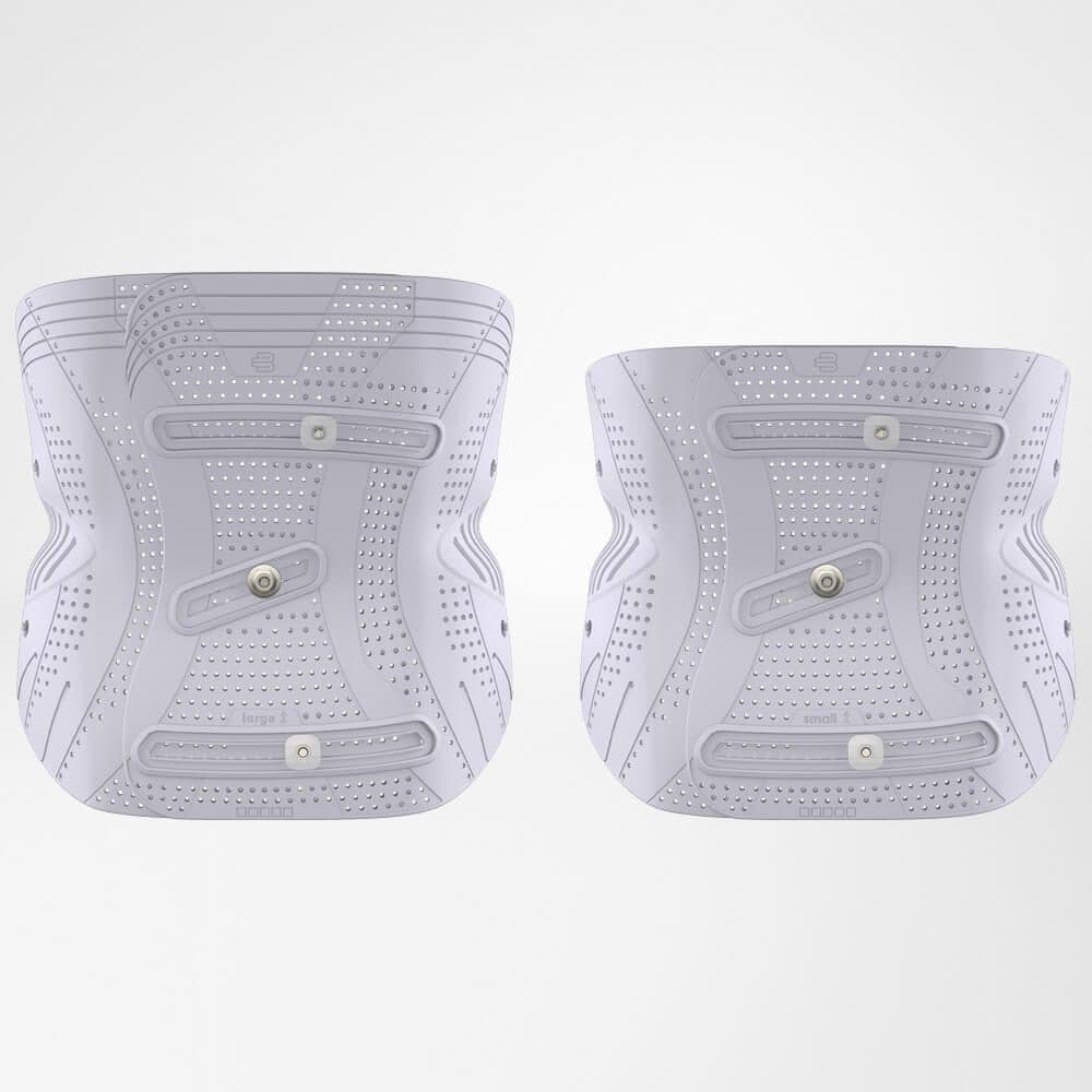 Spinova® Immo Plus 2 FriskFysio productafbeelding van twee lichtgrijze schokdempers/hielbeschermers met perforaties en bevestigingspunten.