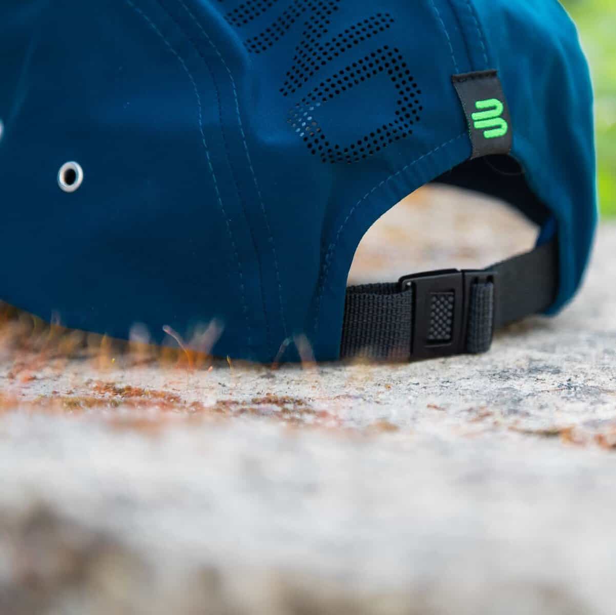 Sports Cap 6 Diepe close-up van een donkerblauwe baseballpet met verstelbare gesp, gericht op de achterkant en naden.