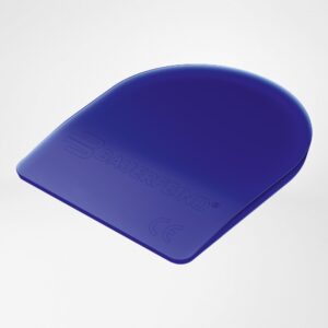 Blauwe BAUERFEIND sportbandage of beschermende pols- of knieverband schuin op witte achtergrond, productfoto voor fysiotherapie en sportzorg.