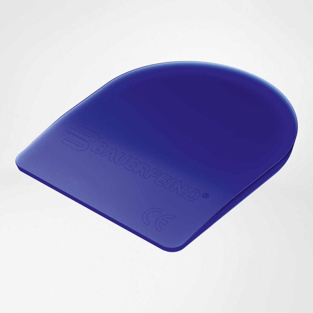 ViscoBalance® 2 Blauwe BAUERFEIND sportbandage of beschermende pols- of knieverband schuin op witte achtergrond, productfoto voor fysiotherapie en sportzorg.