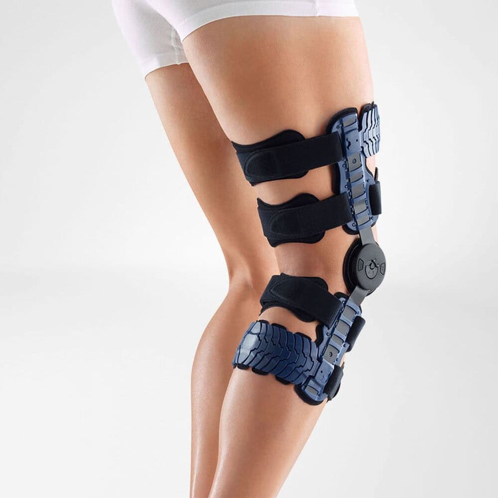 SecuTec® Genu Flex 2 Hoge knie-brace op iemands been, orthopedische kniebrace met bandjes en veters voor ondersteuning na blessure.