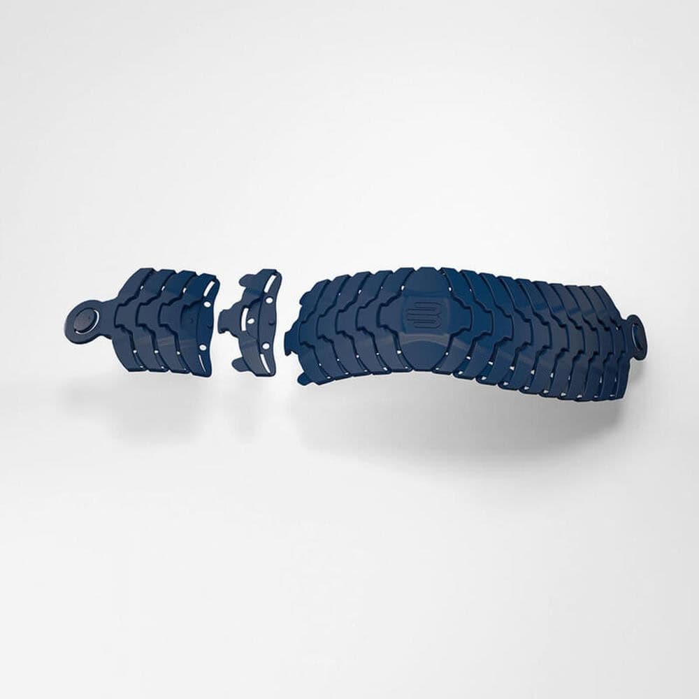 SecuTec® Genu Flex 3 Flexibele blauwe gespachtige plaatjes die een anatomische spiraalvorm vormen, delen uitgeklapt, op een witte achtergrond met zachte schaduw.