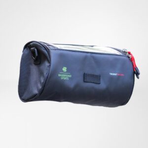 Draagbare sporttas in navy blauw met groene Baurefinds Sports en rode trekkoord, zijaanzicht op een lichte achtergrond.