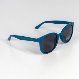 Frisse blauwe zonnebril met ronde dark(len) glazen en flexibele montuur, ideaal voor persoonlijke stijl en zomerse activiteiten.