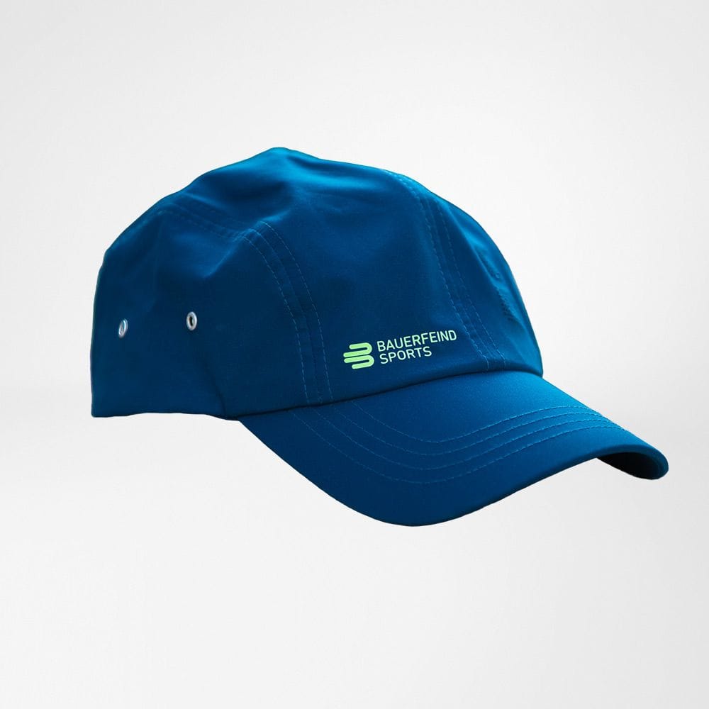 Sports Cap 1 Blauwe sport pet met BAUERFEIND SPORTS logo, cap met gebogen vizier en ventilatieholo's.