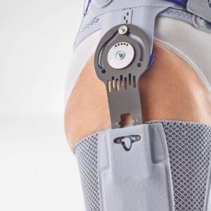 Fransgrachtmedische brace knie- en heuporthese op de dij met beenkoker en elastische kousen, gericht op herstel en ondersteuning bij knie- en heuppijn.