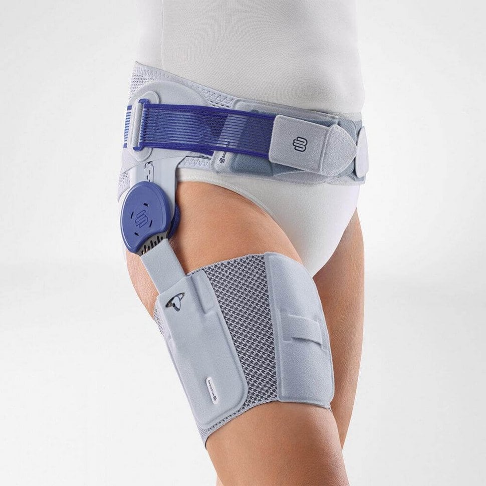CoxaTrain® 1 Friskfysio kniebrace met bandage en anatomische korte spanscherm, ondersteunende beenspalk en sluiting op de heup, medische orthese voor knie- en kniepees klachten.