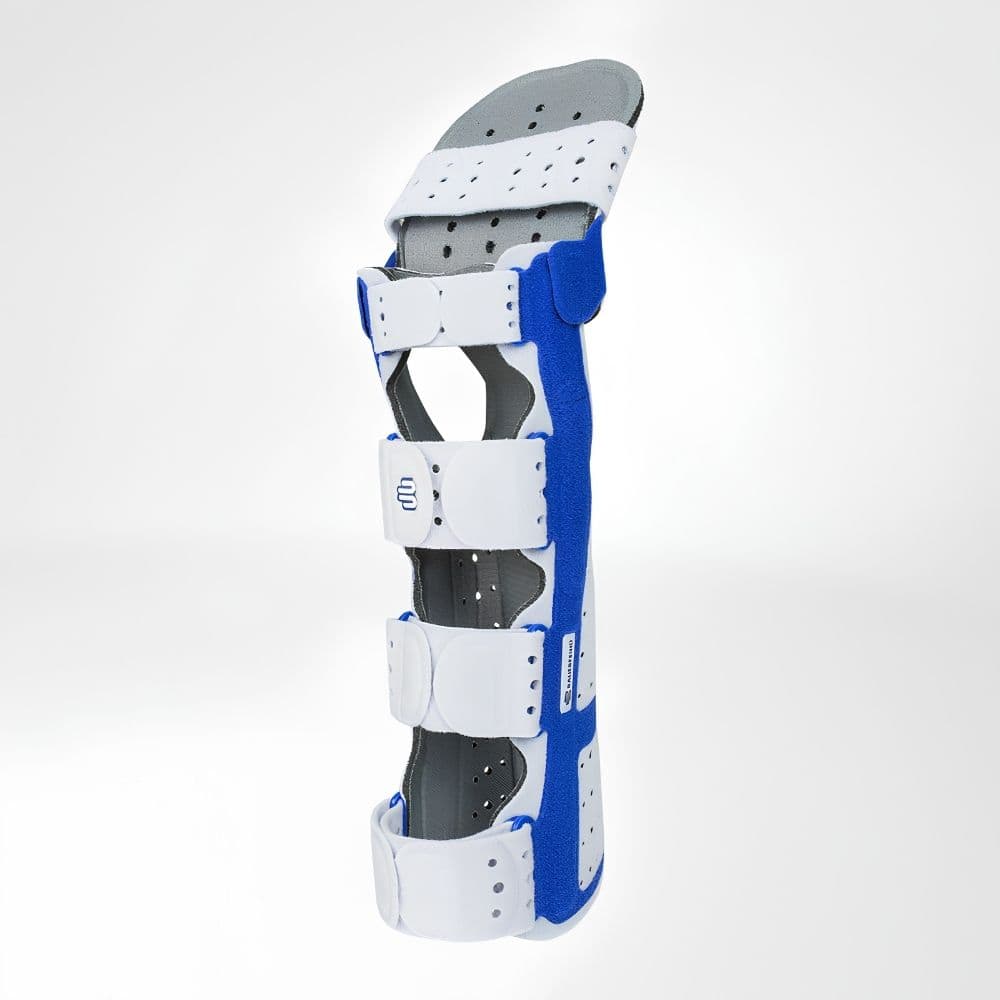 ManuLoc® long Plus 2 Frisbeitel met blauwe en witte beugels en padding, orthopedische kniebracing of kniebrace op witte achtergrond.