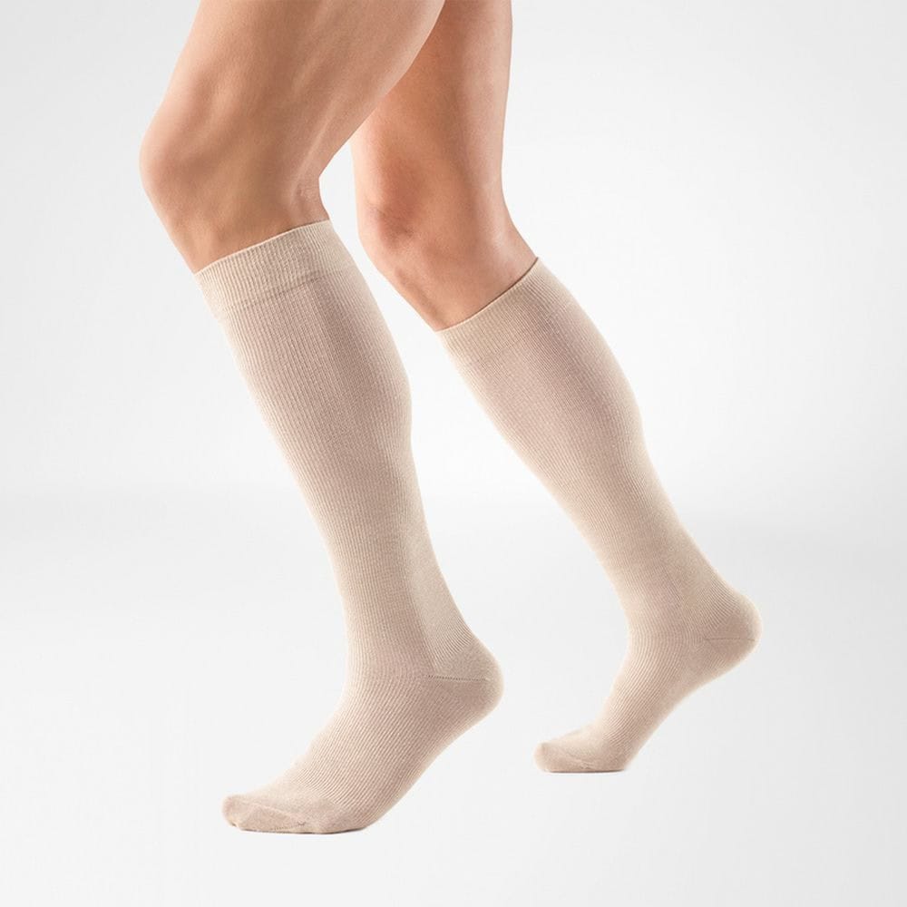 VenoTrain® act COTTON 2 Kleine beige compriënsokken tot onder de kuit, gericht op steun en comfort voor sportieve optredens.