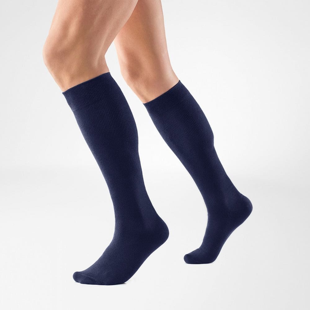 VenoTrain® act COTTON 5 Diepe navy sokken bedekken kuiten en scheenbenen van een persoon, primair gericht op sport- en fysiotherapietoepassingen.