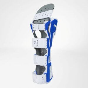 Kniebrace of orthopedische beugel met witte en blauwe bandjes voor ondersteuning en stabilisatie.