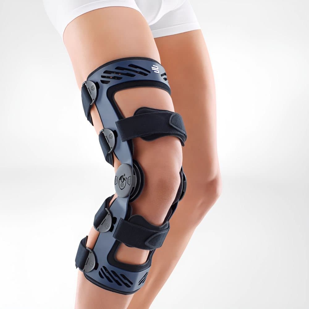 SecuTec® Genu 1 Fractiekneukap op knie met beugelbrace tijdens herstel, sportblessure na knieoperatie of verstuiking.