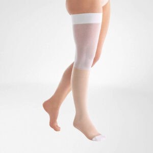 Knie- en kuitcompressies onderbeen sokken met witte bandage en versterkte teen voor knie- en beenondersteuning.