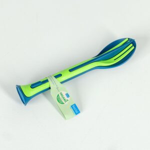 Ergonomische groen-blauwe spatel met anti-slip handgreep, ontworpen voor hygiënische keuken- of medische toepassing, fris en gebruiksvriendelijk.