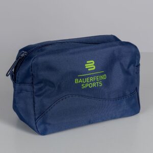 Klein blauw sporttasje met groene 'BAUERFEIND SPORTS' branding op de zijkant en dubbele ritssluiting.