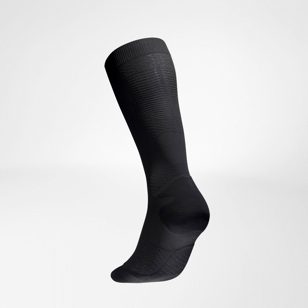 Run Ultralight Compression Socks 3 Dynamic black compression socks with a knitted texture and high ankle, suitable for sport and recovery.