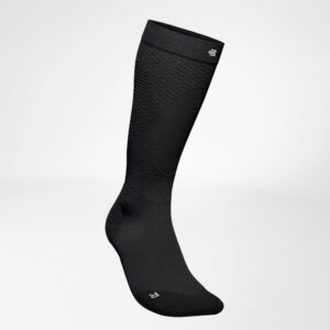 Duikende knie-/scheenbeschermer of sportkousen in zwart, enkel tot kniehoogte, sportkledingaccessoire van FRISKFYSIO.