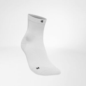 Witte sportkousenkleur met korte manchet en logoplaatsing vooronziet opzij, gericht op fysiotherapie en sportondersteuning.
