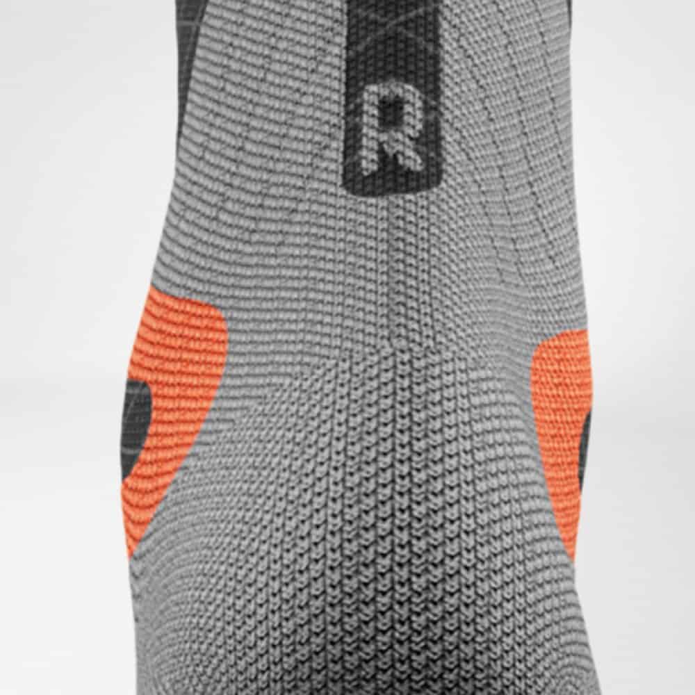 Ski Performance Compression Socks 6 Frisk Fysio sportkleding sokken met grijze textuur en oranje accenten.