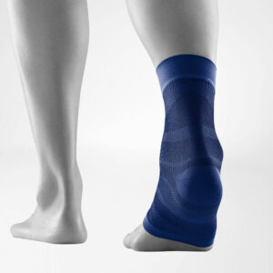 Mannelijke enkel met blauw compressie-engen gespalkte enkel en voet, close-up beeld van sportspecialistische compressie-enkelbrace.