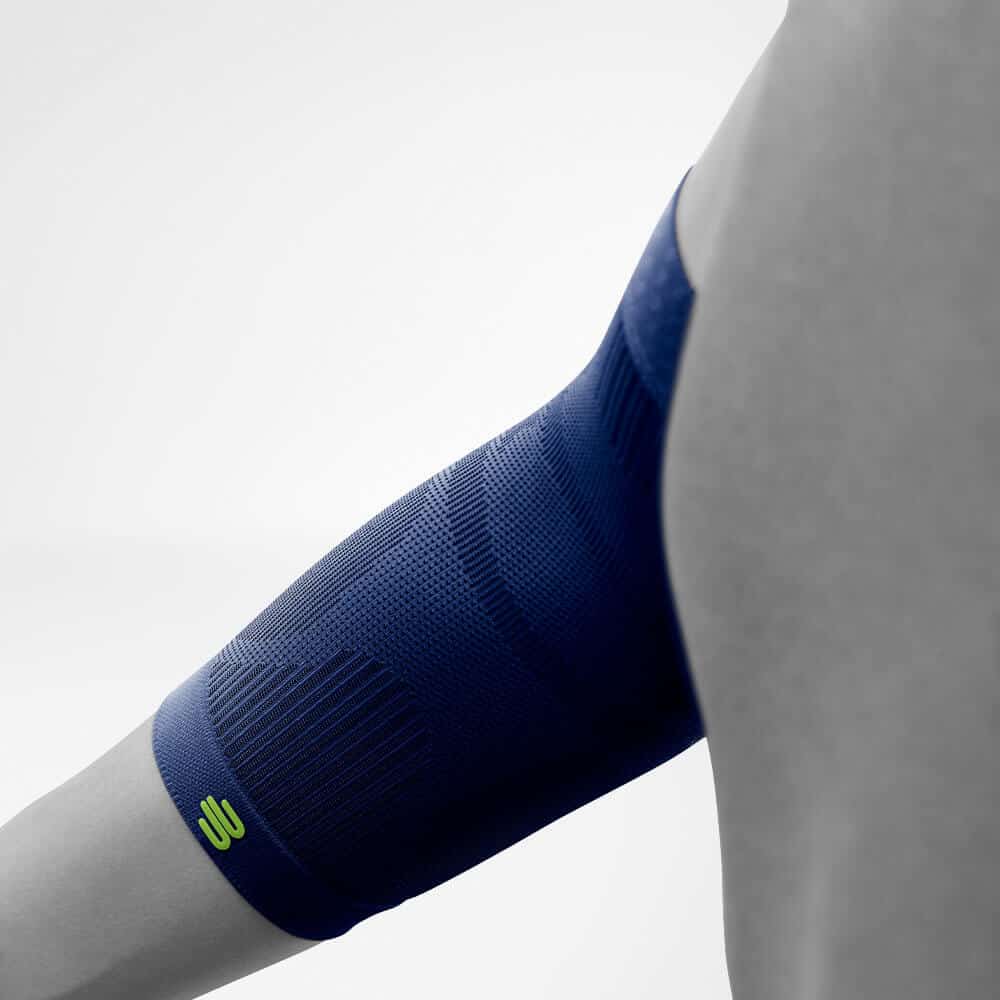 Sports Compression Elbow Support 3 Dijbeen en knie omwikkeld met een donkere blauwe knieband voor compressie, gericht op ondersteuning en stabiliteit.