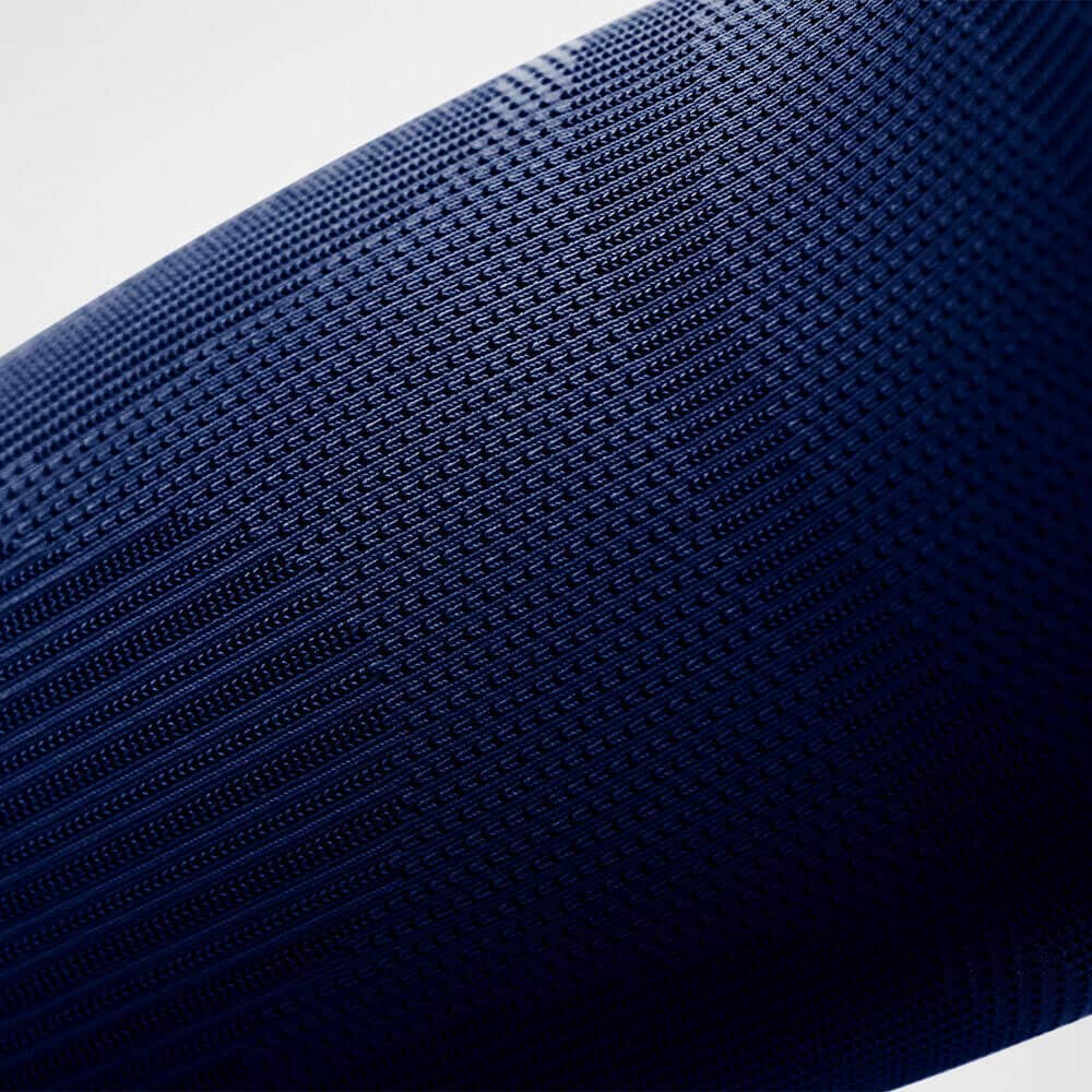 Sports Compression Elbow Support 4 Dicht geweven donkerblauwe textuur van een sportband of trainingstas op een lichte achtergrond.