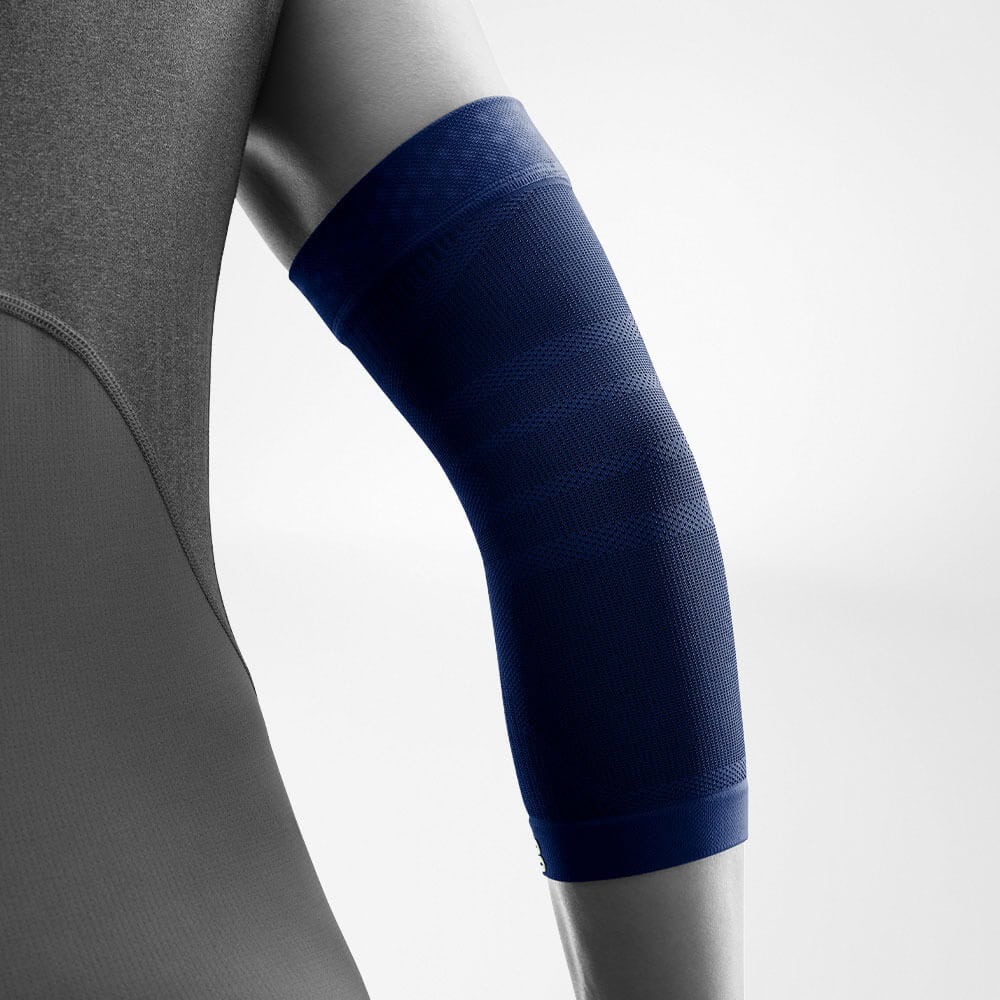 Sports Compression Elbow Support 2 Arm met blauw ondersteuningsverband, close-up foto van een sportarmstil, beeldkwaliteit scherp en professioneel.