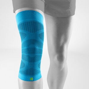 Fris sportkniebrace in felblauwe keermakeving met ademend weefpatroon en logo onderaan, gericht op kniebandage en sportrehabilitatie.