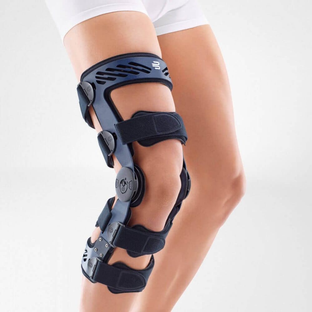 SecuTec® Genu 3 Dynamische kniebrace of kniebrace met metalen scharnieren en bandjes rondom de knie, gericht op ondersteuning na letsel of herstel.